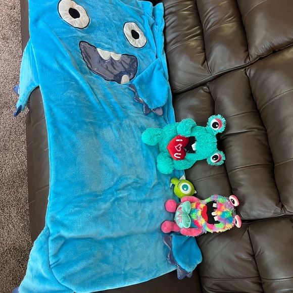 Children's plush sleeping bag with 3 monster plush animals - Picture 6 of 13
